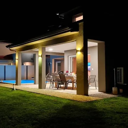 بيت للعطل New Luxury-4 Bedroom House With Private Pool Babici