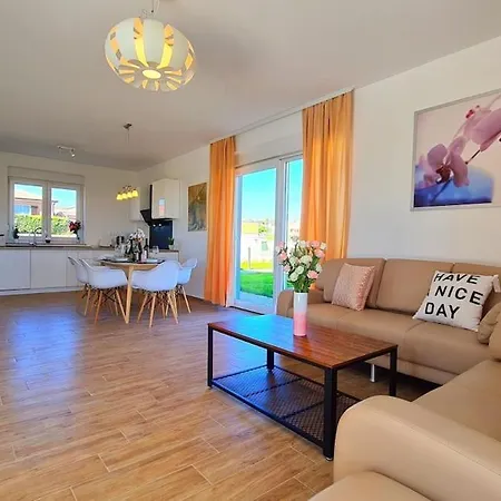 New Luxury-4 Bedroom House With Private Pool * Babici